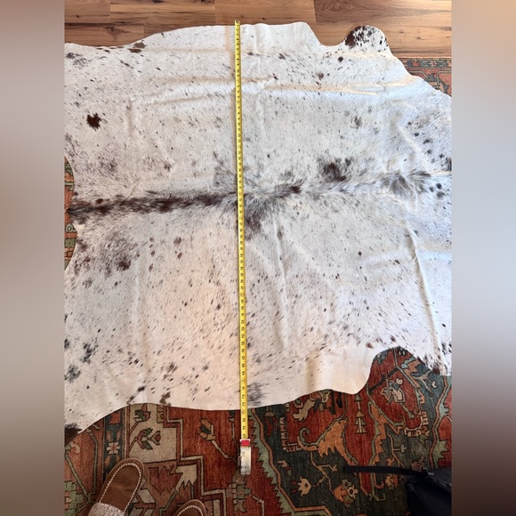 Elegant Cowhide Rug - Picture 3 of 16